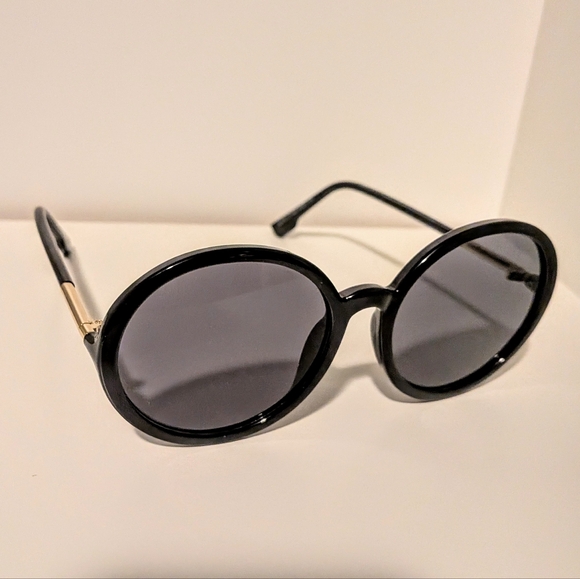 Classic Black Round Sunglasses - Picture 4 of 4